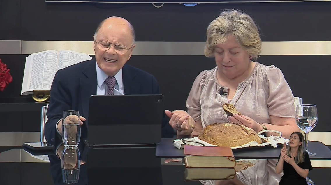 Bishop Macedo and Mrs Ester Celebrate the Family Blessing with the Breaking of Bread