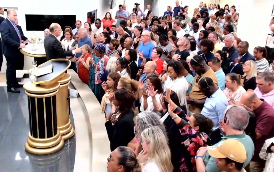 Bishop Macedo Holds the ‘Night of the Chosen’ in Switzerland