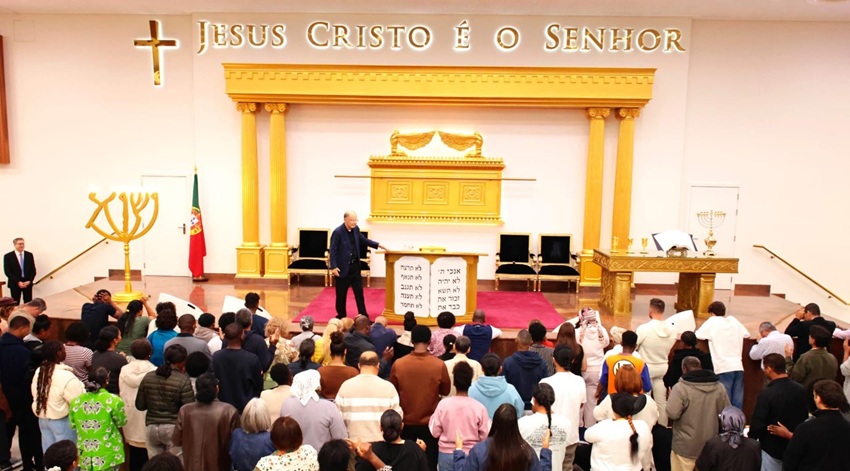 Pajama Vigil: Bishop Macedo Speaks About Salvation and Surrendering to God