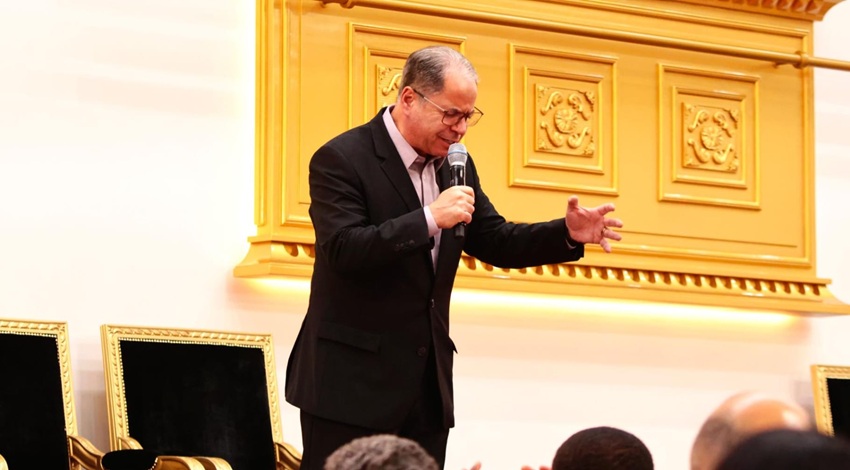 Pajama Vigil: Bishop Macedo Speaks About Salvation and Surrendering to God