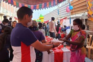 Los voluntarios llevan la comida física y espiritual a los residentes de la comunidad en Chennai, India