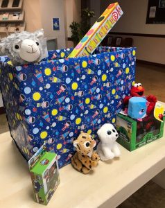 Los niños hospitalizados reciben donaciones de juguetes en el Reino Unido