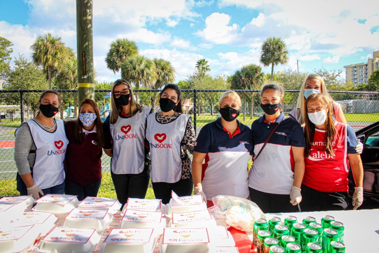 Los voluntarios de la Universal dan asistencia a los indigentes en Miami, Florida