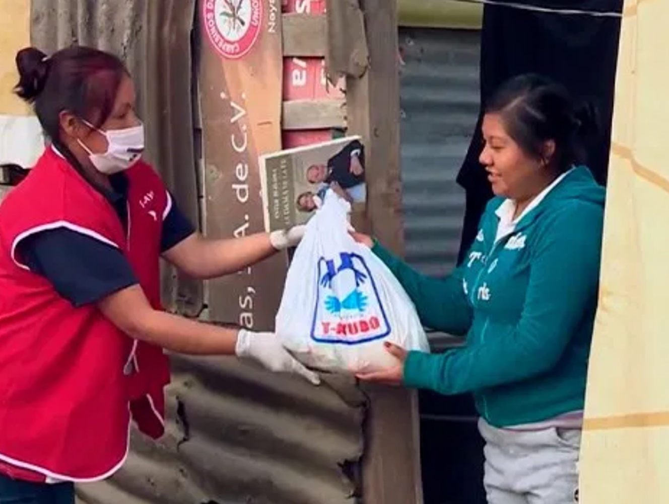 T-Ayudo de la Universal hace entrega de despensas en una de las colonias más pobres en México