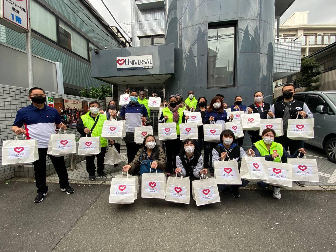 Voluntarios del proyecto UniSocial en Tokio, Japón llevando el alimento físico y espiritual a los más necesitados