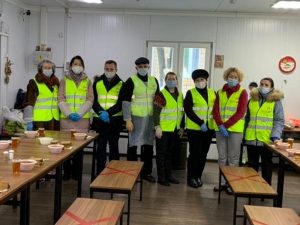 Las personas indigentes reciben ayuda para enfrentar el intenso frío en Moscú, Rusia