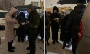 Las personas indigentes reciben ayuda para enfrentar el intenso frío en Moscú, Rusia