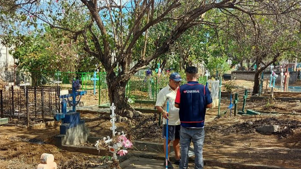 Los voluntarios de EVG Consolador de Managua, Nicaragua dando una palabra de fe y esperanza a quienes han perdido a un ser querido