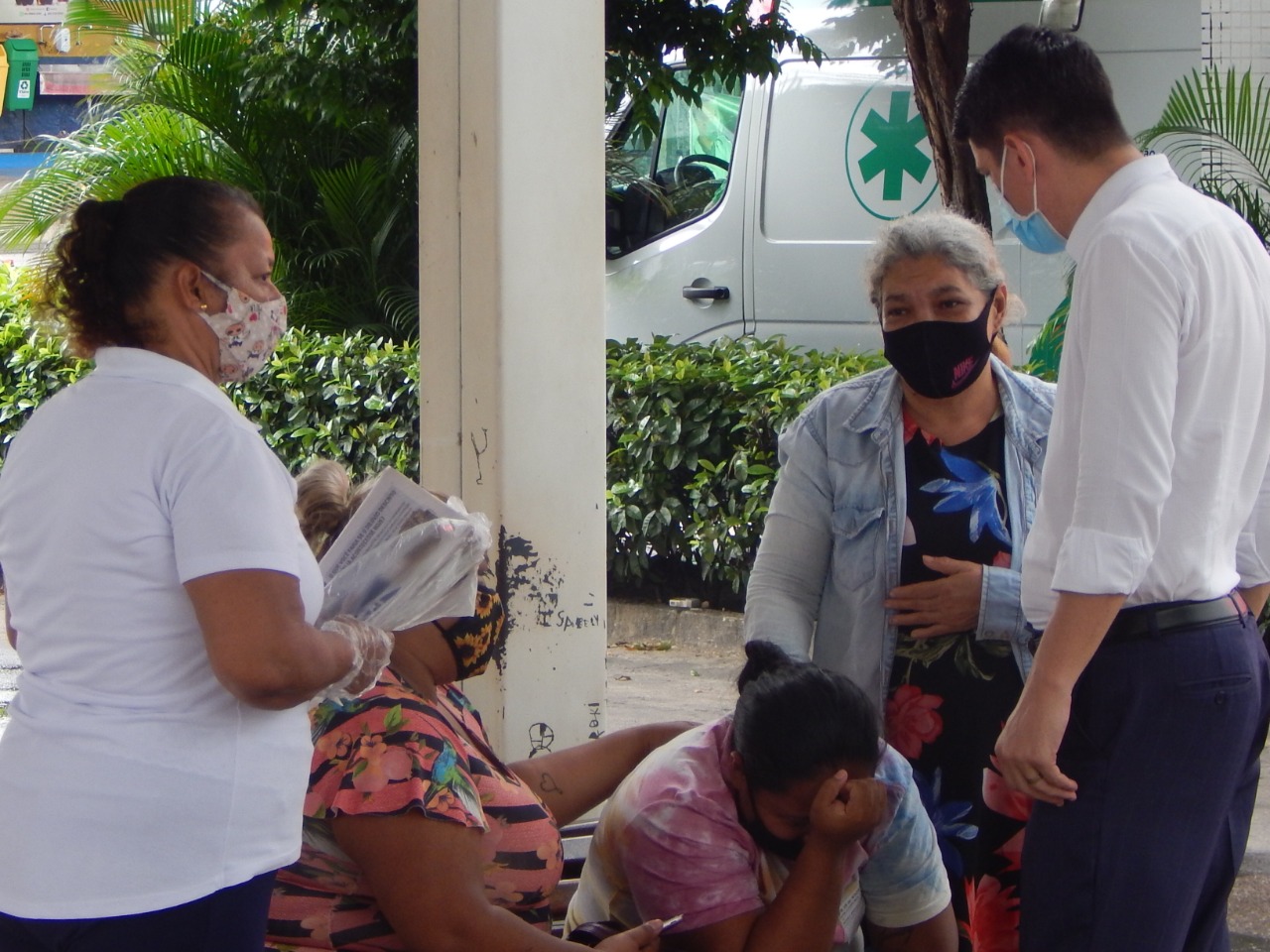 Los voluntarios del Grupo de la Salud realizan oraciones enfrente de los hospitales