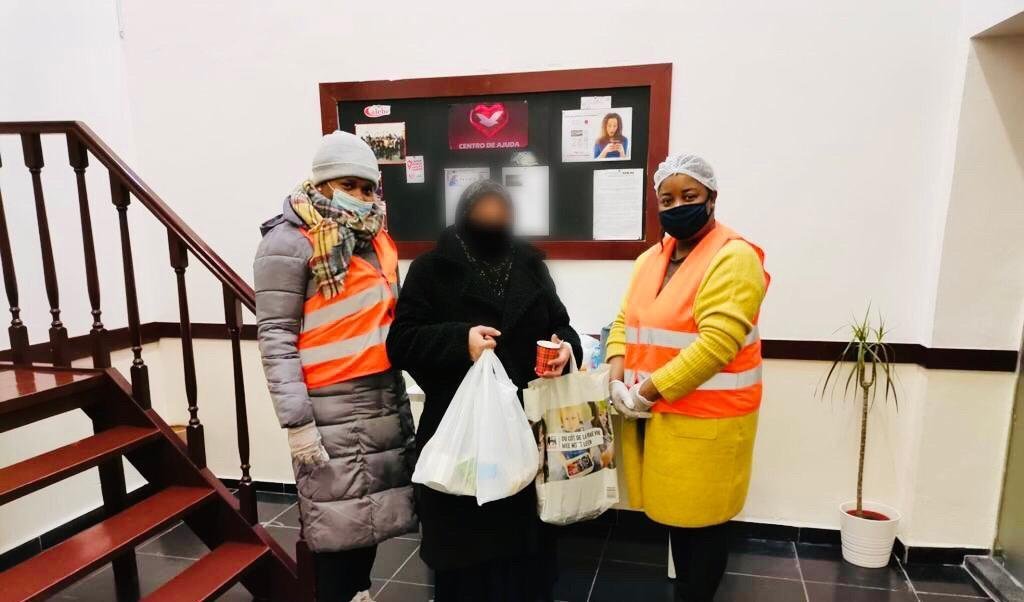 En Bélgica, los inmigrantes que viven en la calle reciben ayuda de los voluntarios de Ángeles de la Noche