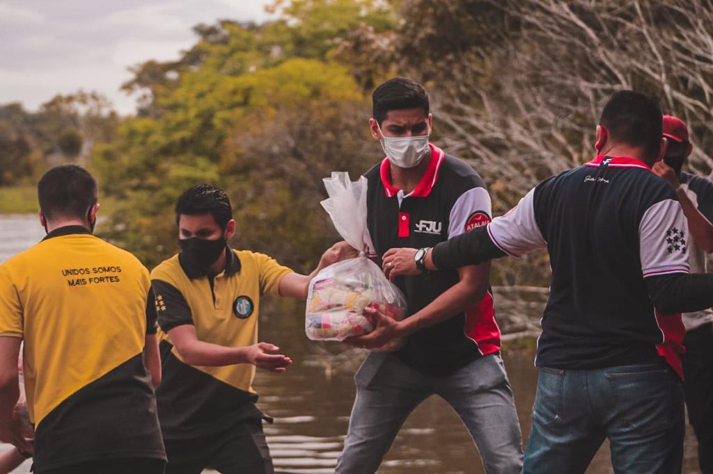 En las Amazonas: indígenas de la tribu Tuyuka reciben donación de canastas con alimentos