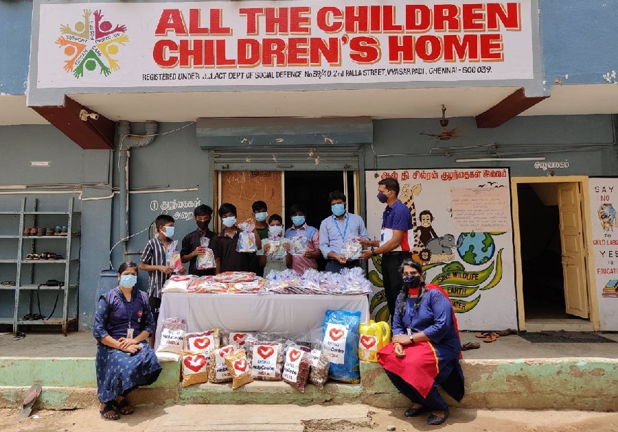 El grupo de voluntarios llevan donaciones a orfanatorios en India