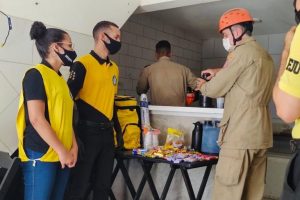 La donación de alimentos para ayudar a los rescatistas que están rescatando a las víctimas de los deslizamientos de tierra en Río de Janeiro, Brasil
