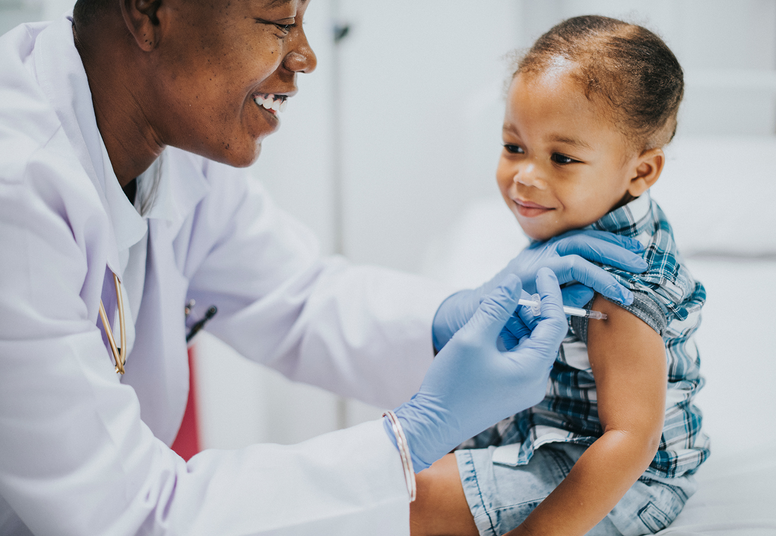 EE.UU. comienza a vacunar a niños de 5 a 11 años contra el COVID-19