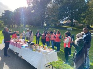 En Irlanda, los integrantes del Grupo Caleb participan en un evento con ejercicios y picnic