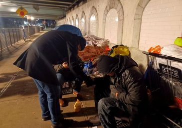 Los voluntarios de Ángeles de la Noche proveyéndole el alimento físico y espiritual a los más necesitados en Las Vegas, Nevada