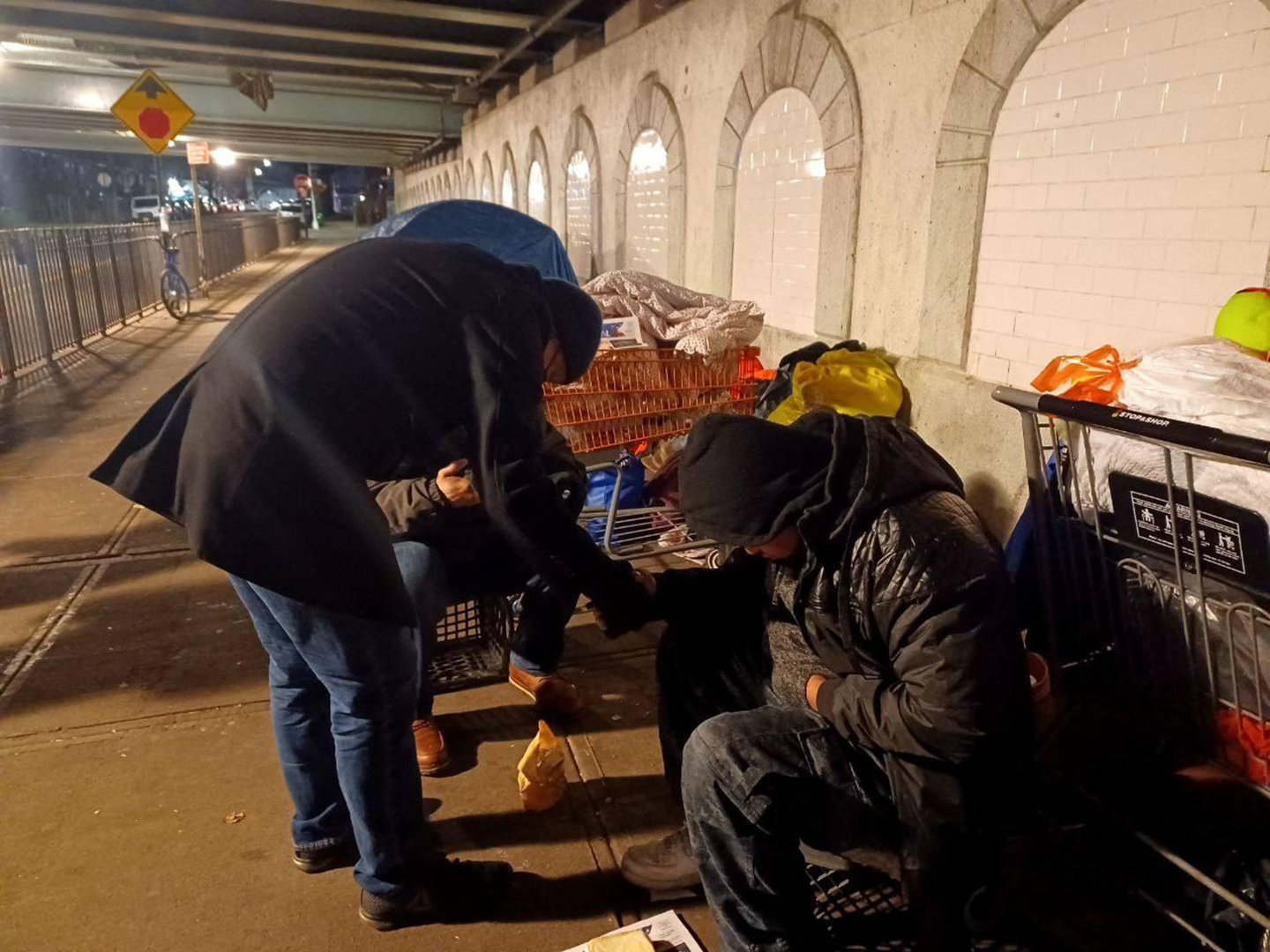 Recientemente los integrantes del proyecto Ángeles de la Noche de Queens, Nueva York realizaron una labor donde llevaron alimento a los más necesitados.