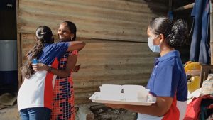 Comida donada a familias en circunstancias precarias en Chennai, India