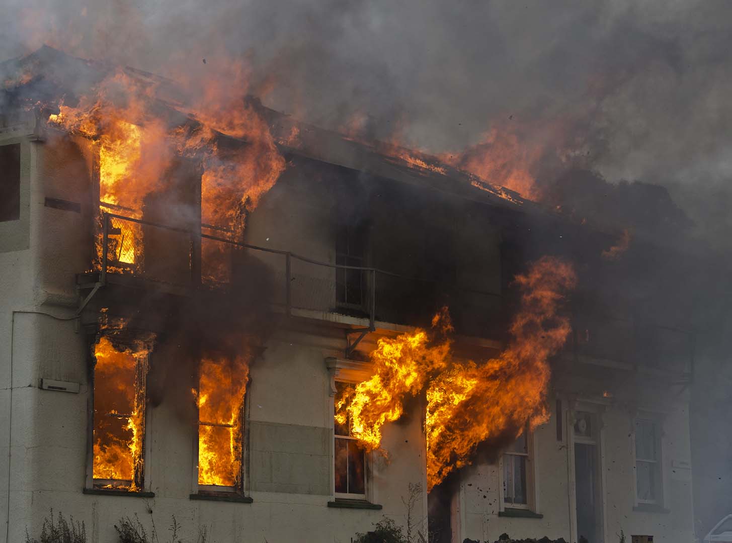 Al menos 13 muertos, incluidos 7 niños, en el incendio de una casa convertida en apartamentos en Filadelfia