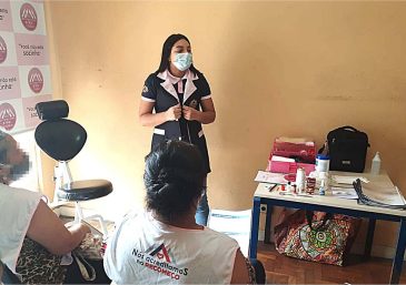 Voluntarios del T-Ayudo de Mendoza, Argentina asisten a las familias necesitadas
