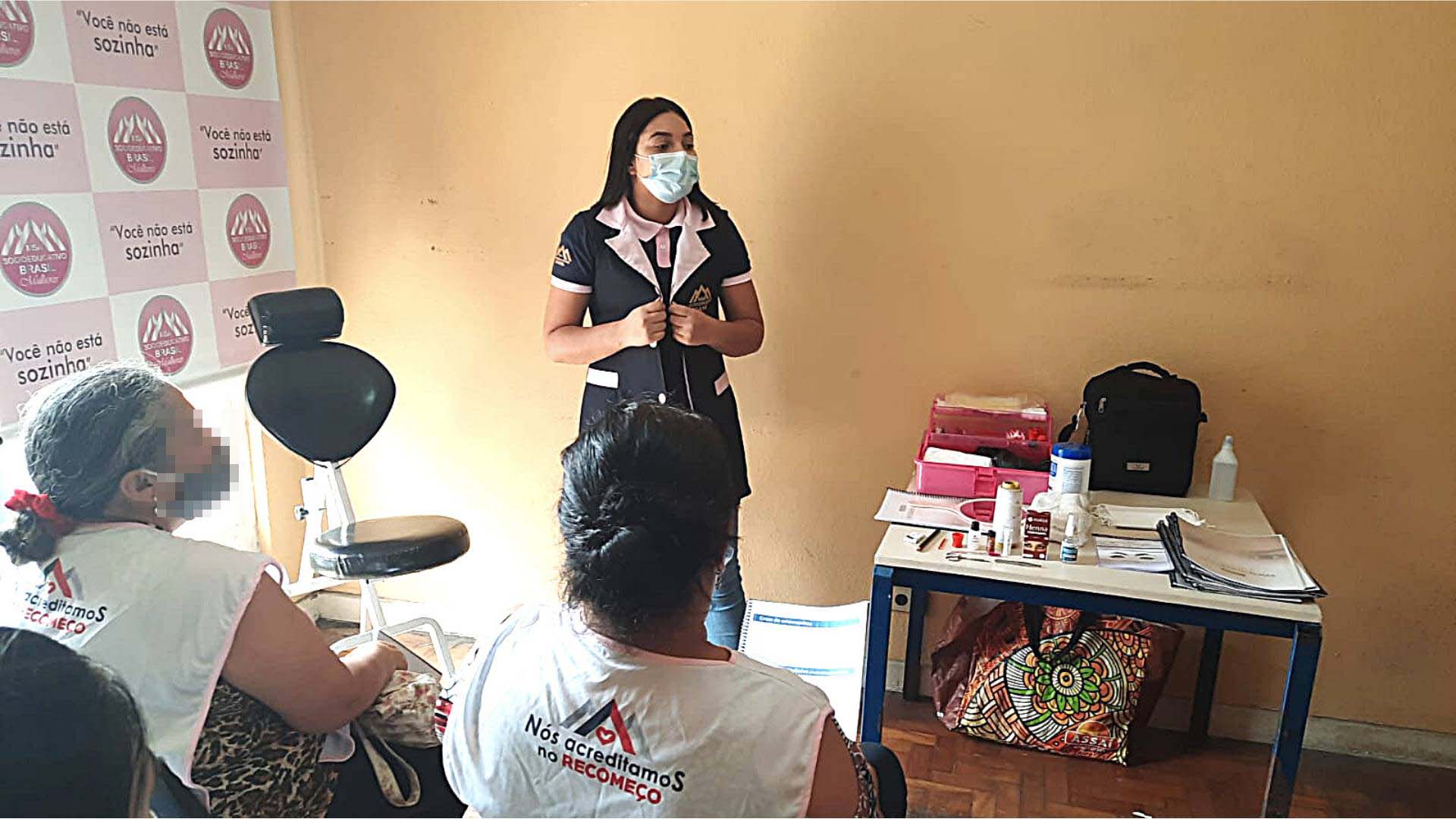 Las mujeres que han sido víctimas de violencia aprenden a diseñar las cejas en un centro de refugio.