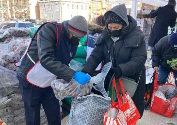Cajas de alimentos donados a los más necesitados en Queens, Nueva York
