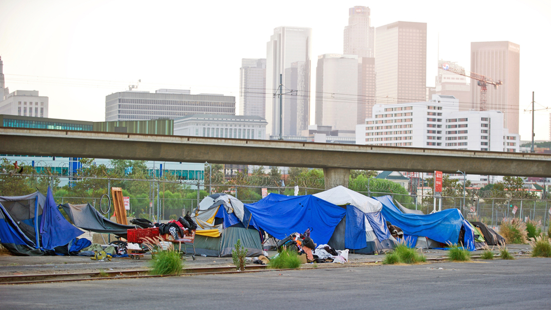 Controversia por el plan para albergar a miles de personas sin hogar