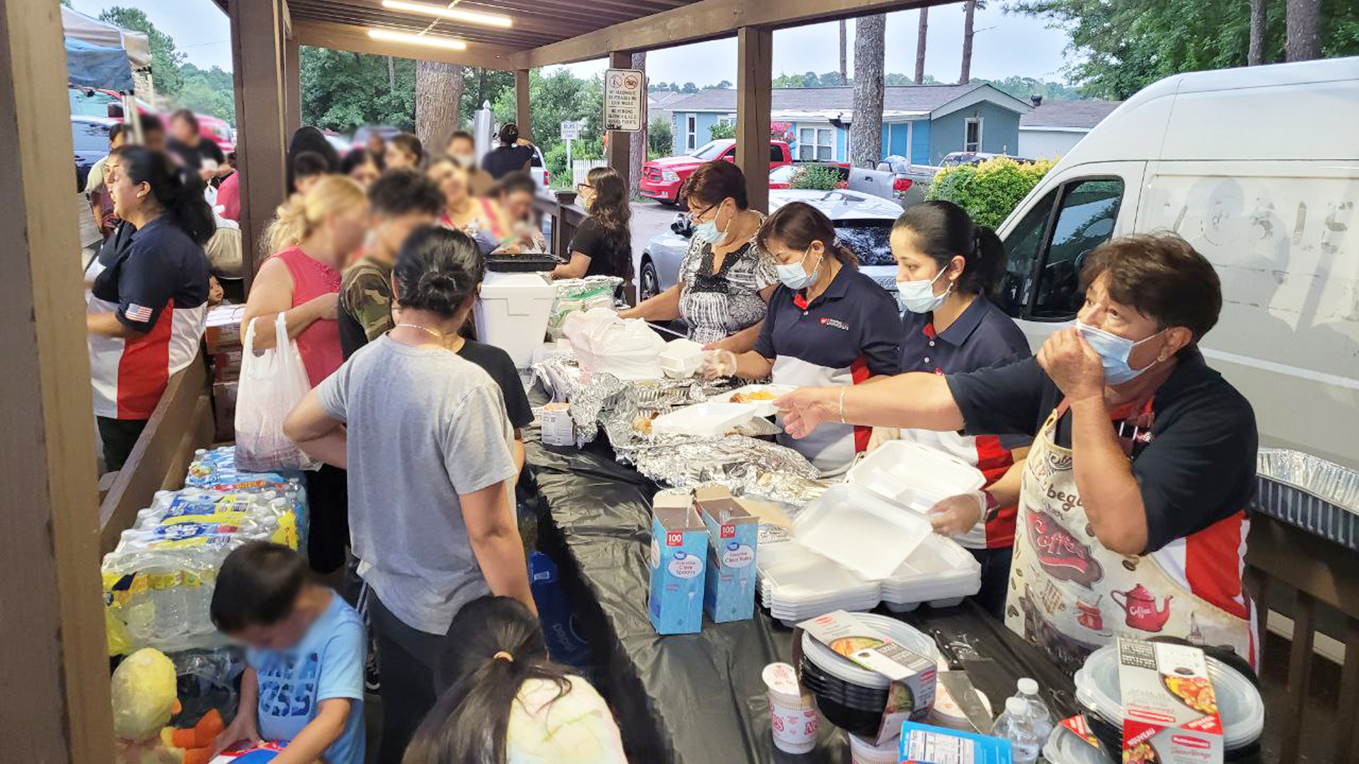 Los Ángeles de la Noche reparten ropa y alimento en Norcross, Georgia