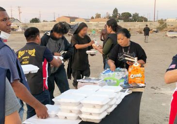 Los Ángeles de la Noche reparten alimento en San José, California