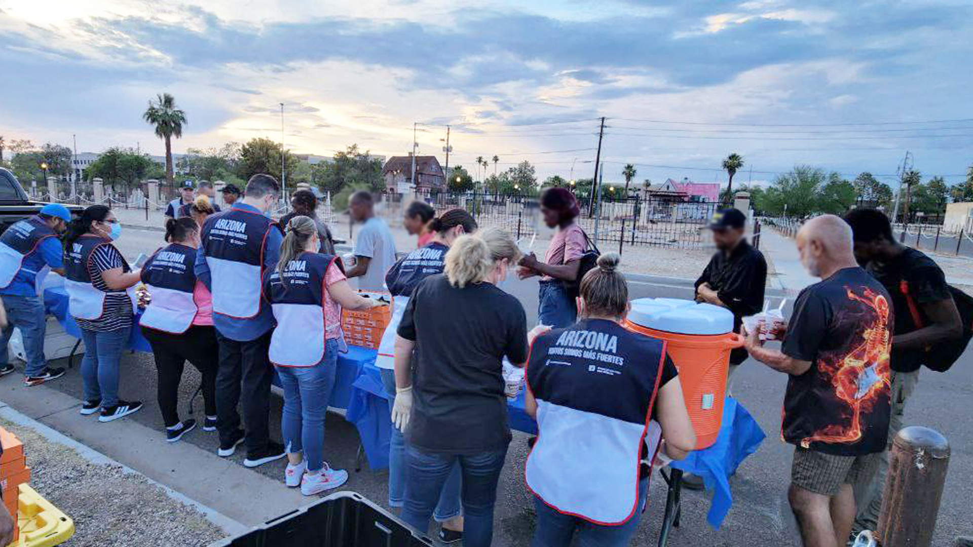Los Ángeles de la Noche ayudan sin descanso en Phoenix, Arizona