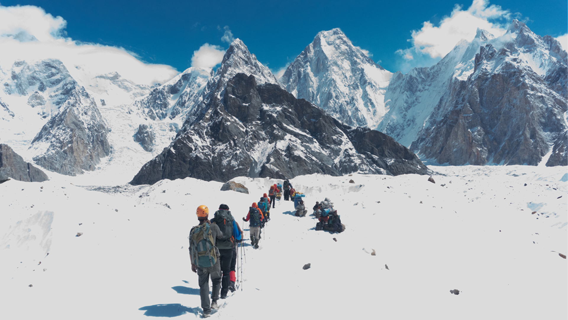¡Atasco en el K2! 145 alpinistas concluyen el ascenso en un mismo día