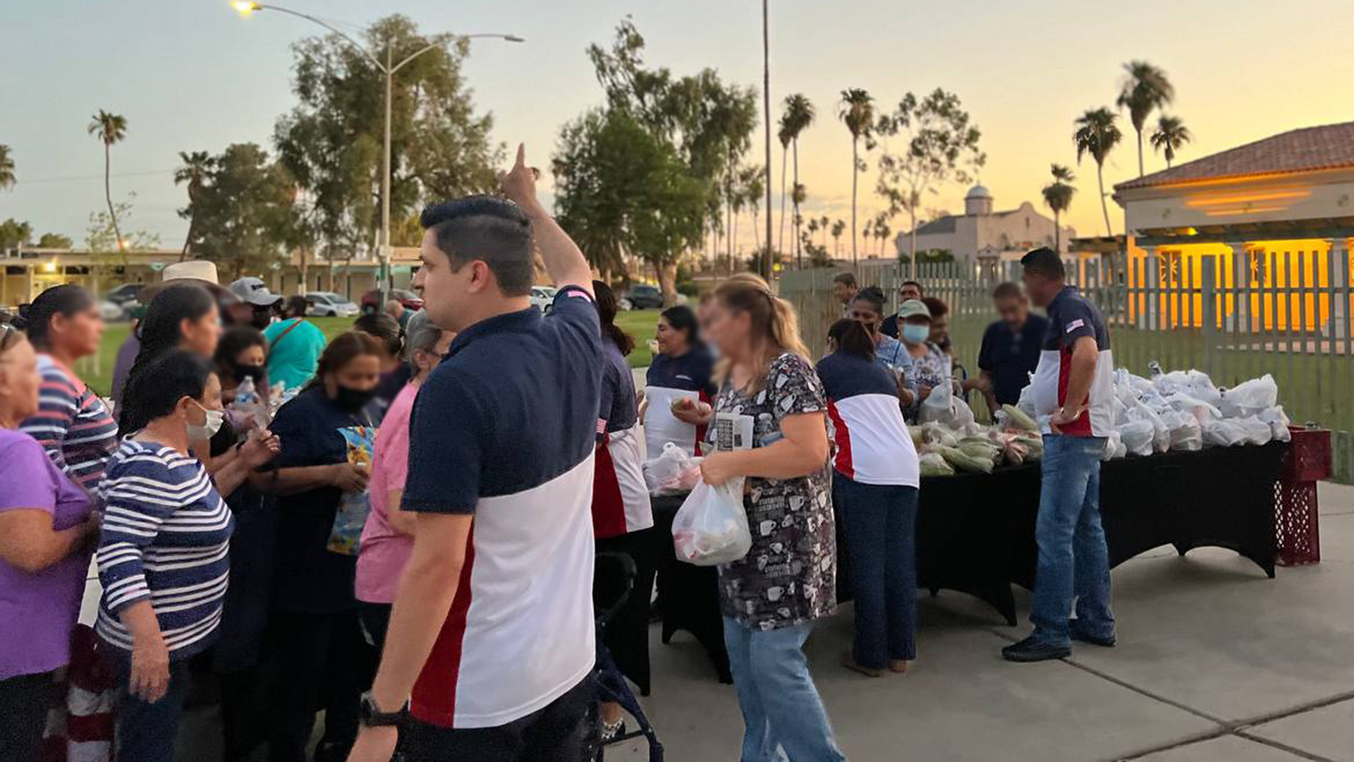 EVG Unisocial reparte alimento en Los Ángeles, California