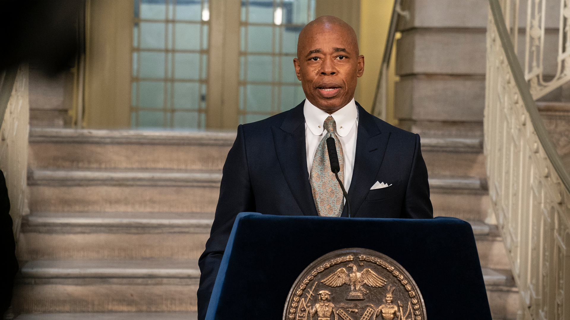 Alcalde de Nueva York declara el estado de emergencia por la cantidad de inmigrantes que llegan a la ciudad