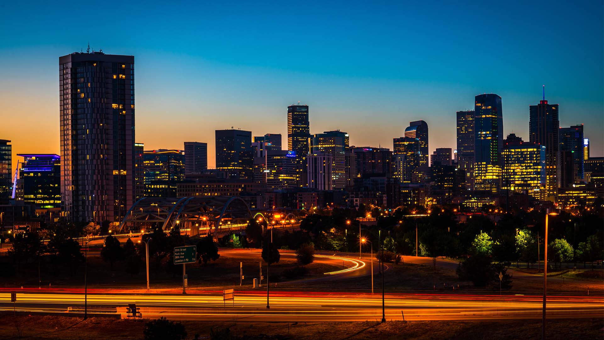 A la puesta del sol, el grupo Los Ángeles de la Noche en Denver, Colorado salen a ayudar a los sufridos