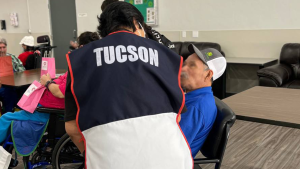 Los evangelistas de la Iglesia Universal visitaron a los adultos mayores en Tucson, Arizona