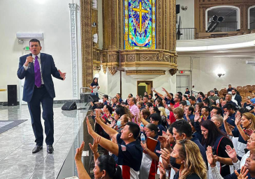Embaixador de Israel no Brasil visita Templo de Salomão