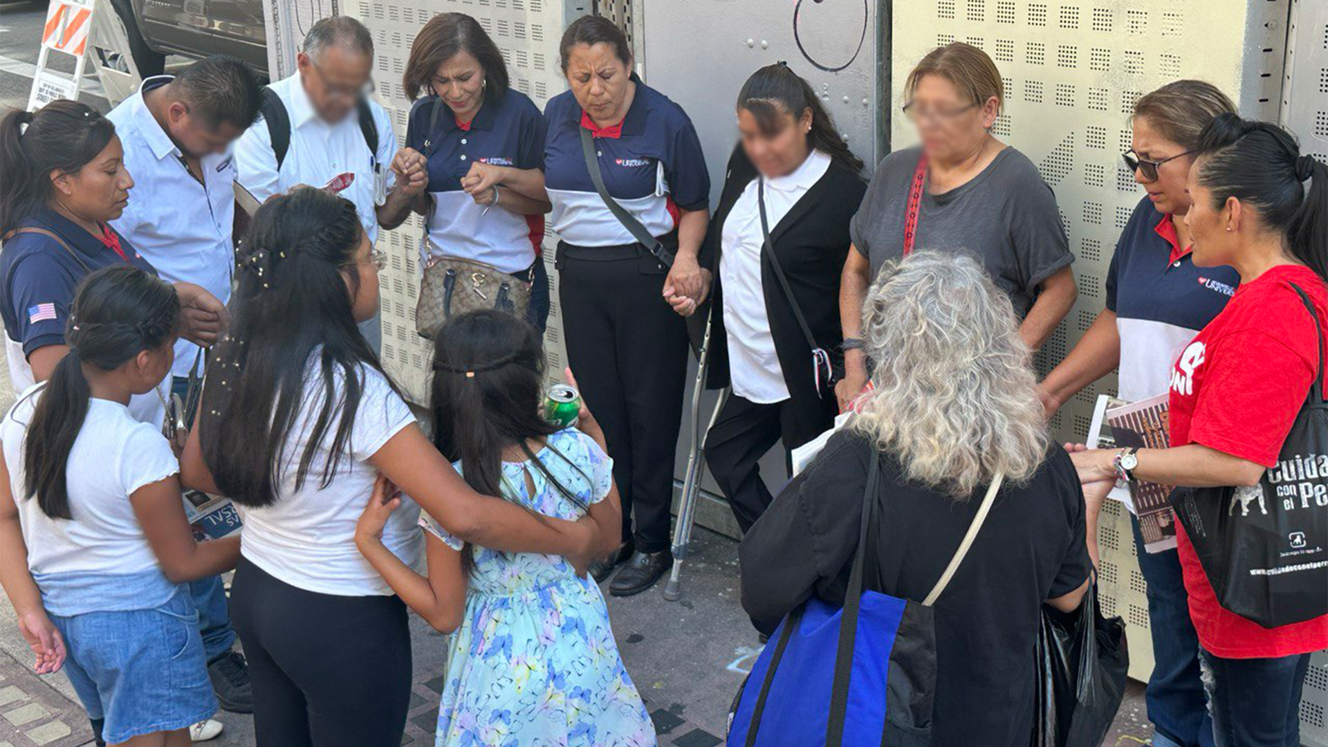Los voluntarios de la sede de Broadway en Los Ángeles, California llevaron una palabra de aliento a los sufridos