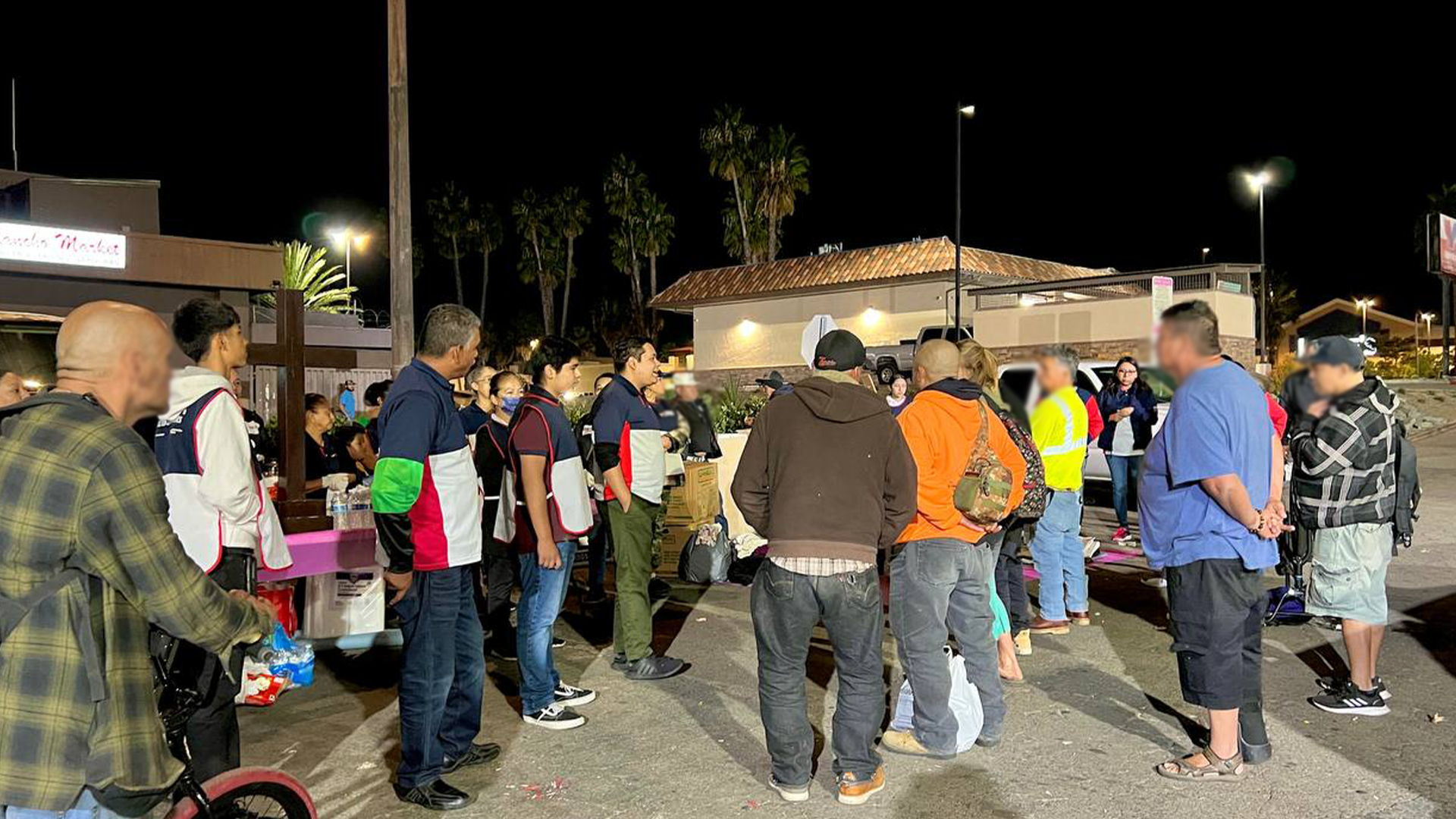 En los tiempos de fr&iacute;o, los evangelistas reparten comida caliente