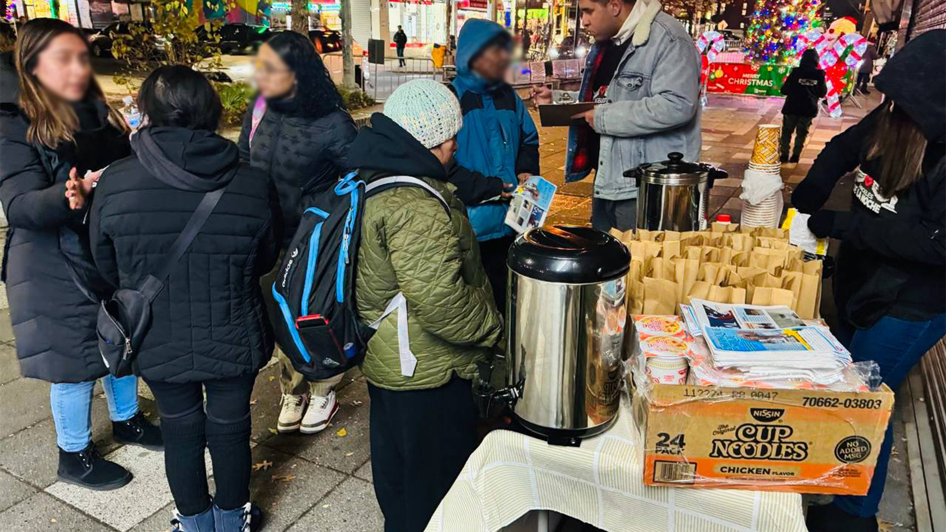 Una mano amiga extendi&eacute;ndose a los m&aacute;s necesitados en Bushwick, Nueva York