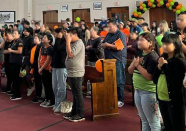 Los integrantes del grupo EVG en Whittier, California realizó un núcleo de oración