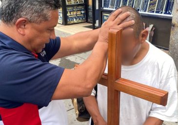 Llevando una palabra de esperanza a los jóvenes en las escuelas