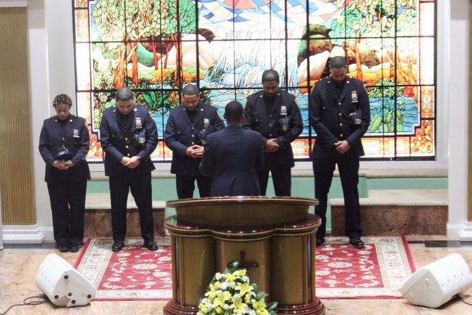 Policiais do Brooklyn, em Nova York, recebem oração especial na Universal2 min read