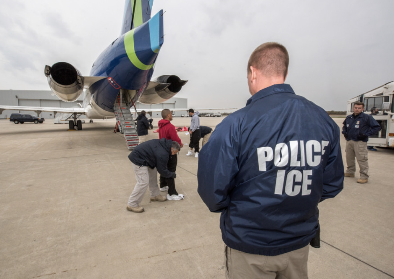 Governo  dos EUA aumenta deportações de imigrantes que chegam à fronteira