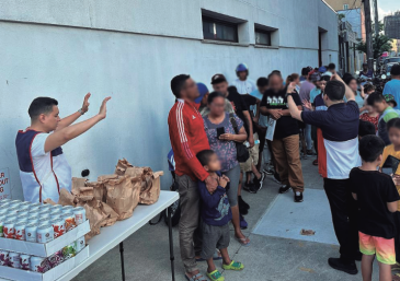 Voluntários da Universal dão assistência a desabrigados em Miami, Flórida.