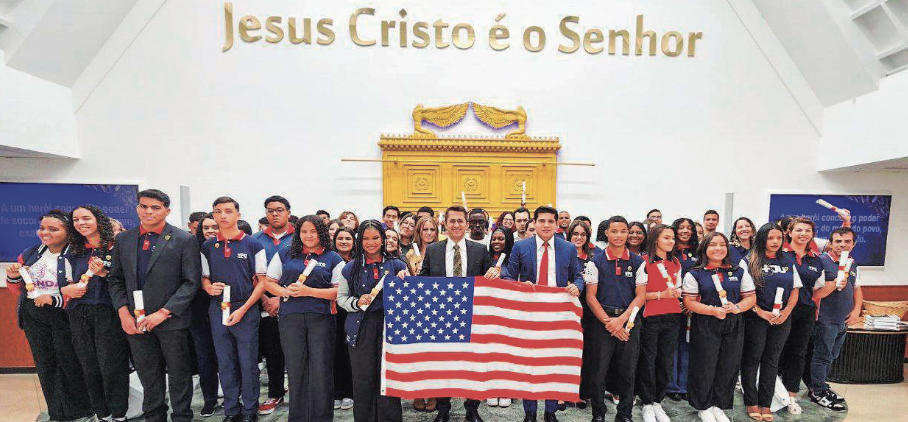 CONDECORAÇÃO DOS HERÓIS: Jovens recebem benção no Altar