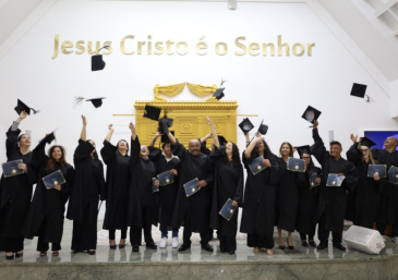 Voluntários vão às ruas para levar esperança a pessoas em situação de rua